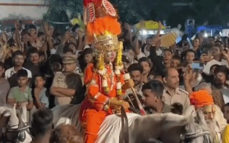 रामनगर की रामलीला में प्रभु राम की निकली बरात, VIDEO:PAC की बैंड पार्टी भी हुई शामिल,हाथ पर बैठकर निकले काशी नरेश