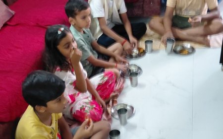 दुर्गा सप्तमी पर कन्या भोज:कमला रेजीडेंसि में कन्याओं का सम्मान कर लिया आशीर्वाद