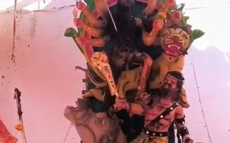 गोंडा में दुर्गा पूजा पंडाल में मारपीट और आगजनी:3 लोग घायल, 2 मेडिकल कॉलेज रेफर; पीड़ितों ने लगाया मूर्ति जलाने और लाठी-डंडों से पीटने का आरोप