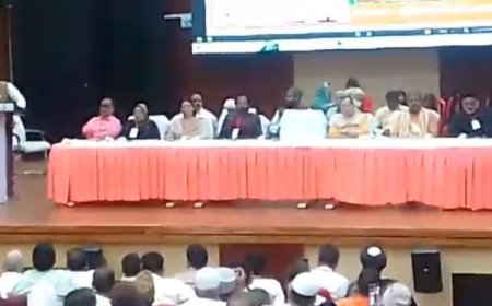 लखनऊ में मुस्लिम राष्ट्रीय मंच का कार्यक्रम:शाहिद अख्तर बोले- आधी रोटी खाइए, लेकिन बच्चों को जरूर पढ़ाइए