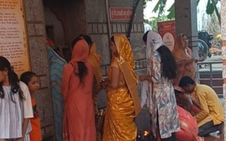 नवरात्रि की नवमी पर मंदिरों में उमड़ी श्रद्धालुओं की भीड़:गोपीगंज और ज्ञानपुर के मंदिरों में सुबह से लगे कपाट, आज होगा प्रतिमाओं का विसर्जन