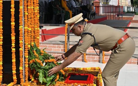 बलिया में पुलिस स्मृति दिवस पर शहीदों को दी श्रद्धांजलि:एसपी ने पढ़े शहीद जवानों के नाम, सशस्त्र टुकड़ियों ने दी सलामी