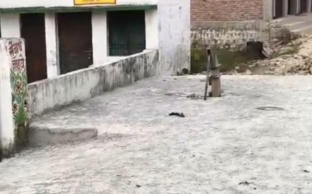 मुसही गांव में जेसीबी से स्कूल का रास्ता क्षतिग्रस्त:सोनभद्र में बच्चों को स्कूल जाने में दिक्कत, ग्रामीणों ने जांच और मरम्मत की मांग की
