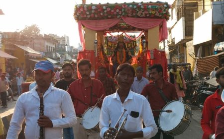 श्रीराम-सीता मिलन की झांकी, श्रद्धालुओं की भीड़ उमड़ी:प्रतापगढ़ में धनुष यज्ञ व फुलवारी लीला में जगह-जगह पुष्पवर्षा
