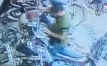 पुलिस चेकिंग करती रही और 18 सेकेंड में बाइक चोरी:मेरठ में एल ब्लॉक चौराहे पर वाहन चोरी का CCTV सामने आया