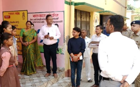 बलिया में कस्तूरबा विद्यालय का डीएम-एसपी ने किया अचानक दौरा:व्यवस्थाएं देखीं, छात्राओं से बात की और मेनू के अनुसार भोजन बनाने के निर्देश दिए