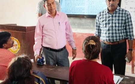 डीएम ने अभ्युदय कोचिंग सेंटर का निरीक्षण कर तैयारी जानी:औरैया में विद्यार्थियों से संवाद गुणवत्तापूर्ण शिक्षा के निर्देश दिए