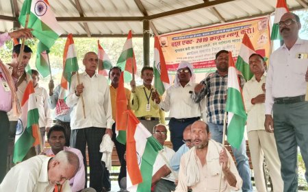 अलीगढ़ में लोगों ने किया प्रदर्शन:कलेक्ट्रेट तक पैदल मार्च निकाला,ठगी में गंवाए पैसे दिलाने की मांग