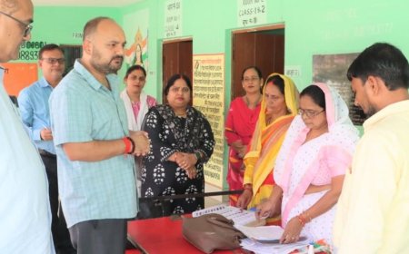 प्रतापगढ़ में डीएम ने 6 बूथों का किया निरीक्षण:पात्र मतदाताओं के नाम जोड़ने के निर्देश, कोई पात्र वंचित न रहे