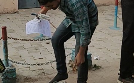 हाथरस में महिला अभ्यर्थियों के जूड़े खुलवाए, उतरवाए गए जूते:AI तकनीक से हुआ सत्यापन, PET के लिए चली स्पेशल ट्रेन