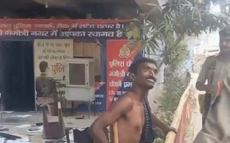 युवक का चौकी में हंगामा, पुलिसवालों से भिड़ा:शर्ट कंधे पर डाल डंडा लेकर फाइलें फेंकी, कुर्सी तोड़ और पुलिसवालें डंडा दिखाया