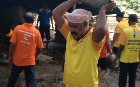 गोमती नदी की जलधारा सामान्य होने पर सफाई अभियान:स्वच्छ पर्यावरण सेना ने हनुमान सेतु के पास झूलेलाल पार्क और अटल घाट पर की सफाई