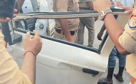 लखनऊ में ऑक्सीजन सिलेंडर लदी पिकअप डिवाइडर से टकराई:ड्राइवर समेत दो घायल, सीएचसी में भर्ती; सड़क पर बिखर गए सिलेंडर