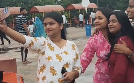 बारिश के फुहारों के बीच पिकनिक स्पॉट बना नौकविहार, VIDEO:गोरखपुर में रील बनाते नजर आए युवा, सुहावने मौसम का लिया आनंद