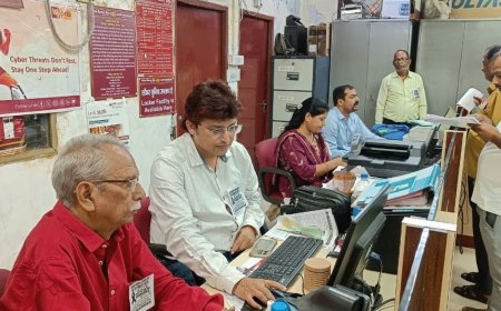 आईडीबीआई बैंक की बिक्री के विरोध में बैंक-कर्मियों का प्रदर्शन:काली पट्टी बांधकर सरकार के फैसले के खिलाफ जताई नाराजगी