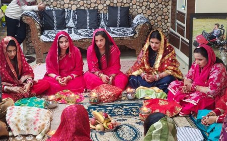 हापुड़ में महिलाओं ने करवा चौथ की कथा सुनी:घर में पूजा की, पति की लंबी उम्र और परिवार की सुख-समृद्धि की कामना की