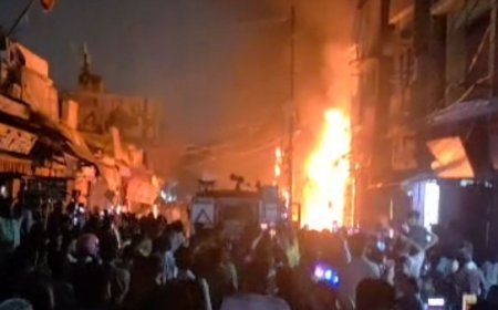 लखनऊ में ईवी बाइक शोरूम में भीषण आग लगी:फायर ब्रिगेड की 10 गाड़ियां पहुंची, दो दुकानों को चपेट में लिया