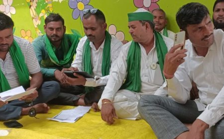 कासगंज में भाकियू के किसानों का तहसील पर धरना:कीचड़ भरे रास्ते से लेकर अवैध वसूली तक उठाईं समस्याएं, SDM को सौंपा ज्ञापन