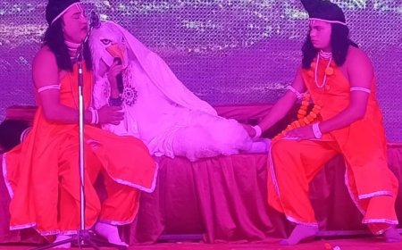 साकेत धाम की रामलीला में सूर्पनखा प्रसंग और लंका दहन:हनुमान जी के पराक्रम से गूंजा जय श्रीराम का जयघोष, दर्शक भक्तिरस में डूबे