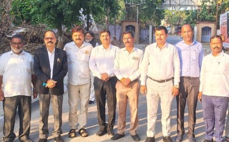 बलरामपुर में डीएम और अधिवक्ताओं के बीच वार्ता बेनतीजा:आम सभा में आंदोलन पर फैसला लेंगे अधिवक्ता, डेढ़ घंटे हुई बातचीत
