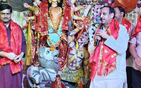 दुर्गा पूजा महोत्सव में कराया जागरण:ब्रह्मचारी बाबा स्थान पर अवधी कलाकार रमेशवा की प्रस्तुति से गदगद श्रद्धालु
