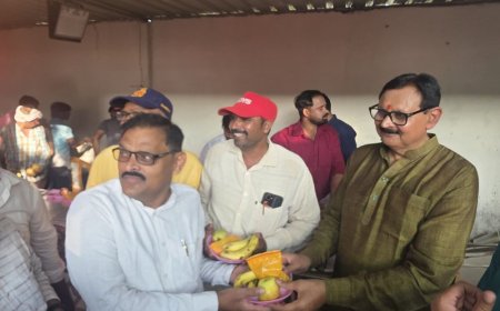 गोला में सामूहिक फलाहार कार्यक्रम आयोजित:विनयशंकर बोले- मिल-बैठकर खाने से मिटती कटुता और सामाजिक सौहार्द बढ़ता है