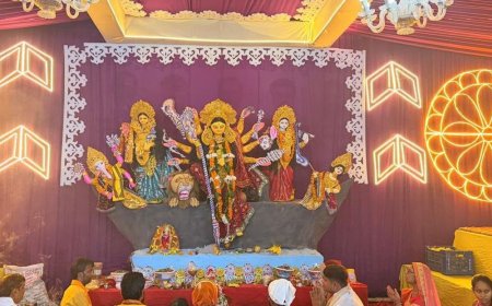 कौशांबी में अष्टमी पर मां महागौरी की महाआरती:महिलाओं ने किया जागरण, हनुमान निकेतन मंदिर में उमड़े श्रद्धालु