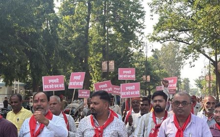 गोरखपुर में रोडवेजकर्मियों का धरना प्रदर्शन:डग्गामार बसों पर रोक लगाने की मांग, सहायक क्षेत्रीय प्रबंधक को सौपा ज्ञापन