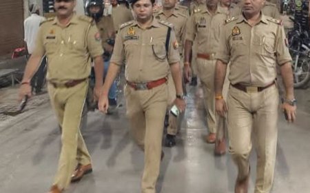 बुलंदशहर में पुलिस का पैदल मार्च:त्योहारों को लेकर पुख्ता सुरक्षा व्यवस्था, अधिकारियों ने मांगा आमजन से सहयोग की अपील