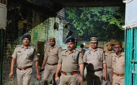 पुलिस ने शिक्षक निर्वाचन के मतदान केंद्रों का निरीक्षण किया:सुरक्षा व्यवस्था परखी और पैदल गश्त कर पुलिसकर्मियों को दिए जरूरी निर्देश