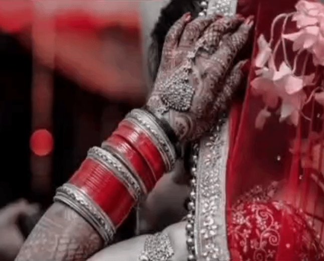 सुहागरात का वीडियो वायरल करने की धमकी देता है पति:गोरखपुर में फर्जी सरकारी टीचर बनकर शादी की, पत्नी से देह व्यापार कराना चाहता है