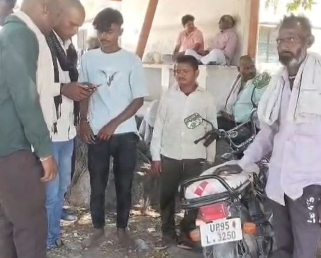 कर्ज और फसल बर्बादी से परेशान किसान ने की आत्महत्या:45 वर्षीय युवक का शव खेत में पेड़ से लटका मिला, 2-3 लाख का कर्ज था