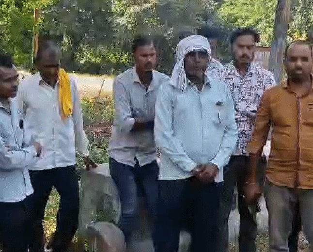झांसी में एक्सीडेंट में पिता की मौत, दो बेटियां घायल:गृह प्रवेश कार्यक्रम से घर लौट रही थे, बेकाबू गाड़ी ने बाइक को उडाया