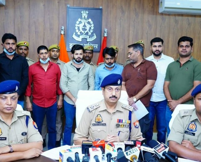 ऑनलाइन गेमिंग और सट्टेबाजी के नाम पर करोड़ों की ठगी:इटावा में चार आरोपी गिरफ्तार, 42 एटीएम-डेबिट कार्ड बरामद