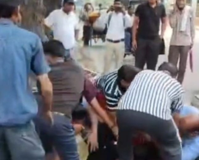 मुरादाबाद में सीओ कार्यालय के बाहर मारपीट:नारियल की दुकान लगाने को लेकर हुआ था विवाद