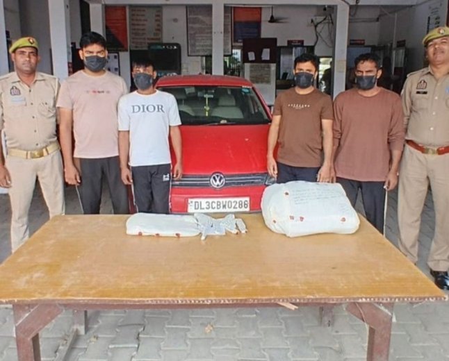 हापुड़ में गौकशी के मामले में चार आरोपी गिरफ्तार:दो तमंचे, दो चाकू और कार बरामद, छह जिलों में दर्ज 25 मुकदमे