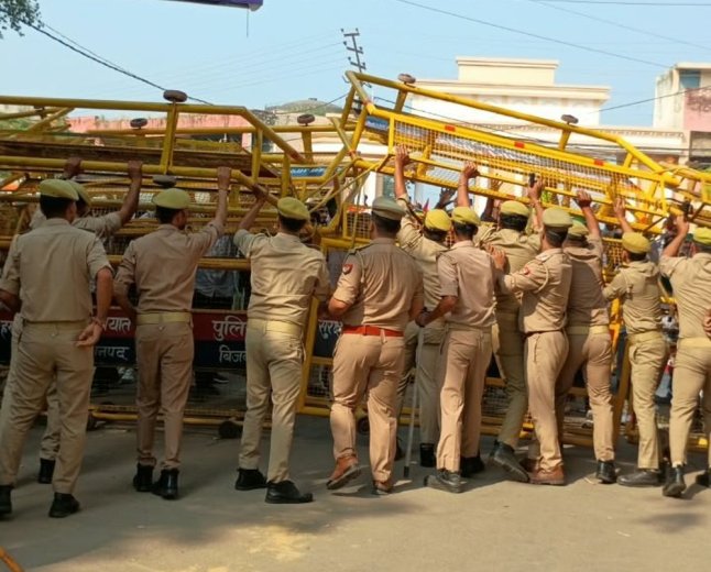 बिजनौर में किसान बैरिकेड तोड़ गन्ना समिति में घुसे:पुलिस और किसानों के बीच हुई धक्का-मुक्की, गन्ना भुगतान और गुलदार समस्या पर किया प्रदर्शन