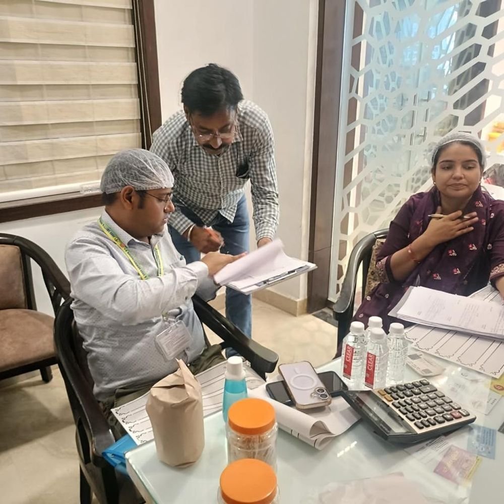 मथुरा में मिठाई दुकानों से खाद्य पदार्थों के नमूने लिए:छापेमारी में 15 किलो धनिया पाउडर और 13 किलो मिर्च पाउडर सीज