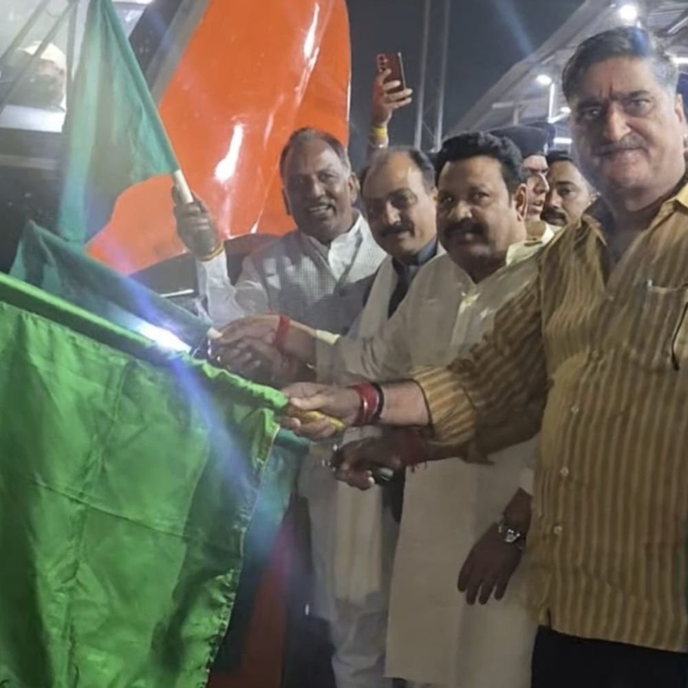 अलीगढ़ में वंदे भारत स्लीपर का स्वागत:पहली वंदे भारत स्लीपर को सांसदों ने दिखाई हरी झंडी, रेलवे अधिकारियों ने गिनाईं विकास योजनाएं