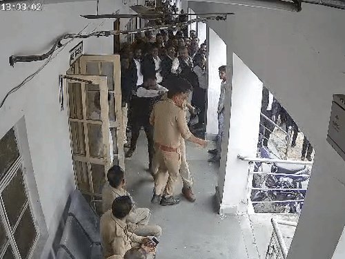 झांसी कलेक्ट्रेट में वकीलों ने दरोगा को दौड़ाया, CCTV:वीडियो बना रहे सिपाही से मोबाइल छीना, मारपीट की, पुलिस ने जारी की 3 फुटेज