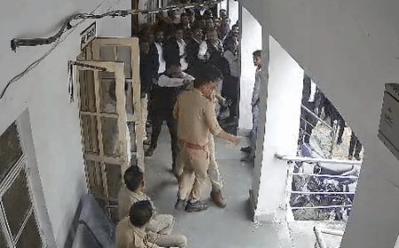 झांसी कलेक्ट्रेट में वकीलों ने दरोगा को दौड़ाया, CCTV:वीडियो बना रहे सिपाही से मोबाइल छीना, मारपीट की, पुलिस ने जारी की 3 फुटेज