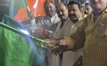 अलीगढ़ में वंदे भारत स्लीपर का स्वागत:पहली वंदे भारत स्लीपर को सांसदों ने दिखाई हरी झंडी, रेलवे अधिकारियों ने गिनाईं विकास योजनाएं